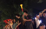 Biển người Hà Nội đổ ra đường cổ vũ, ăn mừng chiến thắng của U23 Việt Nam