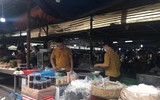 Người Hà Nội tất bật đi chợ mua sắm đón Tết Đoan Ngọ