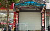 Nhiều quán karaoke vi phạm phòng cháy bị lập rào chắn, đóng cửa