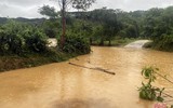Mưa lớn gây sạt lở, ngập lụt tại nhiều tuyến đường miền Trung