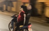 Chặn đứng nhóm thanh niên chạy xe máy tốc độ cao, vác hung khí diễu phố Hà Nội