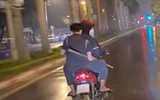 Chặn đứng nhóm thanh niên chạy xe máy tốc độ cao, vác hung khí diễu phố Hà Nội