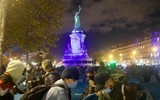 [ẢNH]: Hàng trăm người biểu tình ở Paris sau khi trại di cư bị cảnh sát phá dỡ