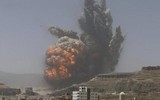 [[ẢNH]: Saudi Arabia ném bom sân bay Sanaa khi Houthi áp sát thành phố chiến lược