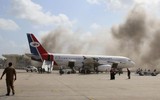 [ẢNH] Phiến quân Houthi phủ nhận gây ra vụ tấn công kinh hoàng ở sân bay Aden