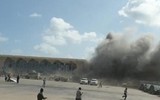 [ẢNH] Phiến quân Houthi phủ nhận gây ra vụ tấn công kinh hoàng ở sân bay Aden