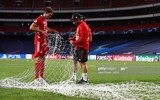Cầu thủ Bayern Munich rủ nhau cắt trụi lưới sân Ánh sáng