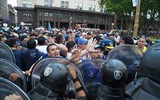 [ẢNH] Bạo loạn xảy ra ở đám tang huyền thoại Diego Maradona