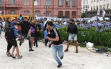 [ẢNH] Bạo loạn xảy ra ở đám tang huyền thoại Diego Maradona