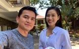 [ẢNH] HLV Kiatisak tươi rói bên Hoa hậu Việt Nam
