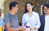 [ẢNH] HLV Kiatisak tươi rói bên Hoa hậu Việt Nam