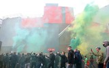 [ẢNH] CĐV quá khích làm loạn sân Old Trafford trước đại chiến M.U - Liverpool