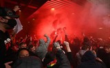 [ẢNH] CĐV quá khích làm loạn sân Old Trafford trước đại chiến M.U - Liverpool