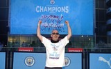 [ẢNH] CĐV Man City trắng đêm ăn mừng vô địch Ngoại hạng Anh