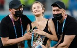 [ẢNH] Cô gái sexy chạy vào sân làm loạn trận Bỉ - Phần Lan