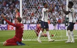 [ẢNH] May mắn vào chung kết, tuyển Anh ăn mừng như vô địch
