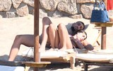 [ẢNH] Donnarumma 'diễn cảnh nóng' với bạn gái trên bãi biển