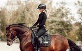 [ẢNH] Cô vợ xinh đẹp của sao Dortmund dấn thân vào làng đua ngựa
