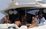 [ẢNH] Neymar vui vẻ với người yêu cũ trên du thuyền