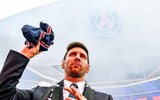 [ẢNH] Cận cảnh fan cuồng PSG đốt pháo sáng chào đón Messi