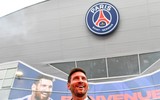 [ẢNH] Cận cảnh fan cuồng PSG đốt pháo sáng chào đón Messi
