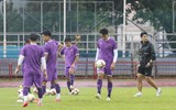 Tuyển Việt Nam dầm mưa 'luyện công' chờ quyết đấu Malaysia