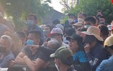 Người hâm mộ nghẹt thở chen nhau mua vé xem U23 Việt Nam