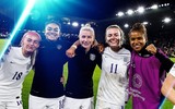 Cơ thể gợi cảm của nữ tuyển thủ Anh cởi áo ăn mừng gây sốt