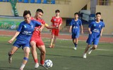 Cầu thủ trường Xuân Mai được bạn nữ an ủi sau trận thua THPT Nguyễn Tất Thành