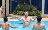 Dàn 'nam thần' U22 Việt Nam giải khuây ở bể bơi