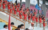 Cổ động viên THPT Lê Văn Thiêm 'phủ đỏ' khán đài sân Tây Hồ