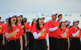 3.200 người xếp hình bản đồ Việt Nam thiêng liêng tại Bãi Môn - Mũi Điện