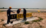 Nhân viên sân bay Nội Bài phơi mình giữa sàn bê tông trong cái nóng 56 độ C 