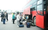 Dòng phương tiện chen chúc đổ về Thủ đô, người dân tay xách nách mang trở lại Hà Nội