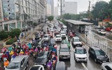 Mưa lớn xối xả do bão số 2, các tuyến phố Hà Nội rơi vào cảnh tắc cứng