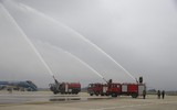 Cận cảnh diễn tập sự cố 200 lít xăng máy bay bị tràn ra sân đỗ, gây cháy tại Nội Bài