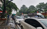 Mưa trắng trời, nhiều tuyến phố Hà Nội rơi cảnh ùn tắc