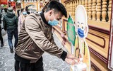 Hà Nội: Người dân thực hiện nghiêm biện pháp phòng dịch Covid-19 ngày mùng 1 Tết Tân Sửu 