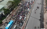 Ảnh: Người dân đeo khẩu trang kín mít, đổ về Thủ đô sau nghỉ Tết