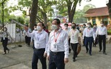 Chùm ảnh: Bộ trưởng Bộ GD&ĐT kiểm tra tại điểm thi THPT Chu Văn An, Hà Nội
