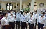 Chùm ảnh: Bộ trưởng Bộ GD&ĐT kiểm tra tại điểm thi THPT Chu Văn An, Hà Nội