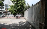 [Ảnh] Thiếu nhân lực, phường dùng container và bê tông làm chốt chặn phương tiện phòng chống dịch Covid-19