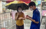 [ẢNH] Công an Hà Nội đội mưa lớn kiểm soát 