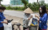 [ẢNH] Cận cảnh “Siêu thị mini 0 đồng’’ đầu tiên ở Hà Nội cho người lao động, sinh viên khó khăn vì giãn cách xã hội