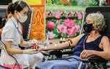 Xúc động hình ảnh chiến sỹ Công an, người nước ngoài cùng nhân dân hiến máu cứu người trong giãn cách xã hội