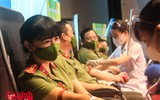 Thứ trưởng Bộ Công an và Giám đốc CATP Hà Nội hiến máu cứu người, chung tay đẩy lùi Covid-19