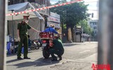 [ẢNH] Người dân đội nắng tiếp tế thực phẩm cho khu phong tỏa phường Văn Miếu