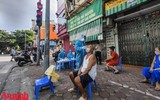 [ẢNH] Người dân đội nắng tiếp tế thực phẩm cho khu phong tỏa phường Văn Miếu