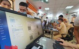 [ẢNH] Cận cảnh những giấy đi đường kèm mã QR code đầu tiên được cấp ở Phòng CSGT - CATP Hà Nội