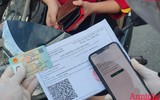 [ẢNH] Kiểm tra mã QR ở chốt ra vào vùng đỏ Hà Nội: Không ùn tắc, giấy đi đường cũ được lưu thông